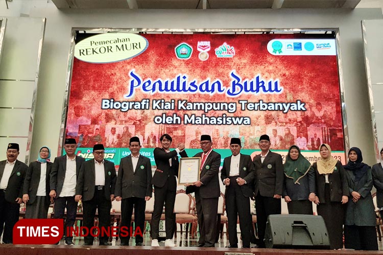 Rektor Unisma Prof Masykuri saat menerima rekor muri didepan ribuan Maba, Rabu (20/9/2023). (Foto: Achmad Fikyansyah/TIMES Indonesia) 