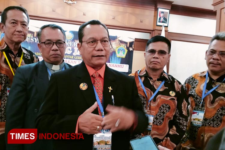 Ketua BAMAG Jawa Timur, Timotius Kabul didampingi Ketua BAMAG Gresik Royke Willem David. (Foto: Akmal/TIMES Indonesia).