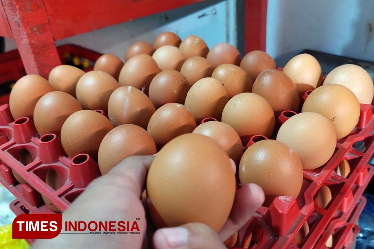 Telur ayam ras di Pasar Banyuwangi, naik diharga Rp26.000 perkilogram. (FOTO : Anggara Cahya /TIMES Indonesia)