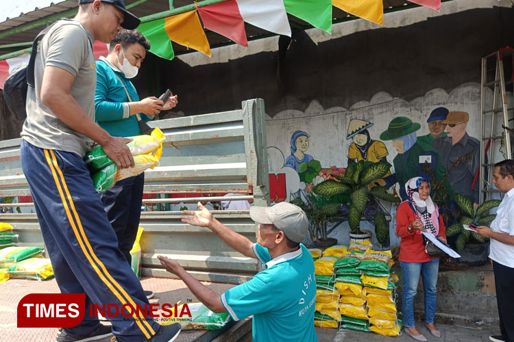 Truk Satpol PP Kota Surabaya menyalurkan 1 ton beras melalui KSDR yang ditujukan bagi puluhan pedagang sembako di Pasar Semolowaru, Rabu (20/9/2023).(Foto : Lely Yuana/TIMES Indonesia)