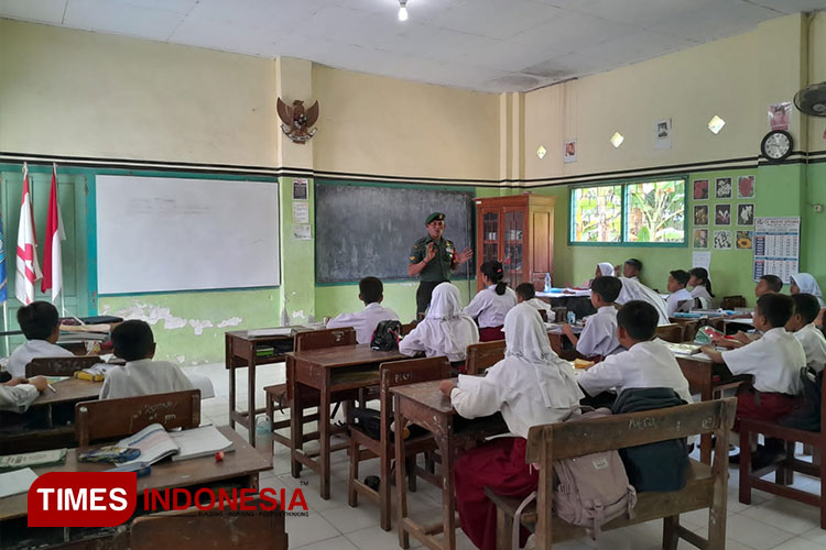 Serda Bunyamin, Babinsa 0814/09 saat memberikan materi Pancasila kepada Siswa di SDN 1 Kudubanjar, Kudu, Jombang. (FOTO: Bambang Cahyono/TIMES Indonesia)