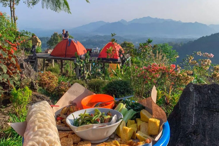 Batu-Nyongclo-Majalengka-b.jpg