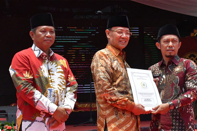 Bupati dan Wakil Bupati Majalengka, H Karna Sobahi-Tarsono D Mardiana menyerahkan penghargaan MTQ ke-53 kepada juara umum. (FOTO: Diskominfo Majalengka for TIMES Indonesia)