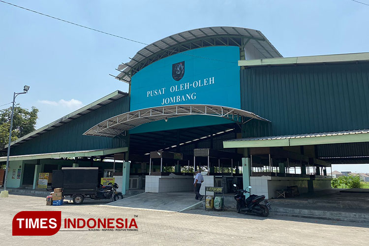 Pasar Oleh-oleh Jombang yang terletak di Jalan Raya Tembelang terlihat sepi tidak ada pembeli penjual tersisa 7 orang, Kamis (21/9/2023). (FOTO: Rohmadi/TIMES Indonesia)