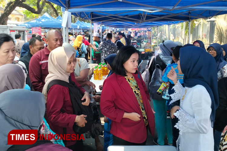 Petugas Diskopindag Kota Malang membagikan kupon makan bakso gratis di Jl Gajah Mada