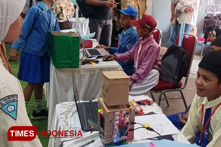 Para pelajar SD Kabupaten Malang ketika bikin Hackathon atau karya IT di KEK Singhasari. (Foto: Binar Gumilang/TIMES Indonesia).
