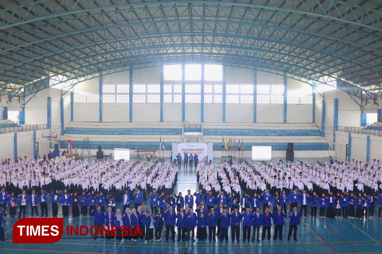 Sebanyak 457 mahasiswa baru STKIP PGRI Pacitan usai lulus dari PKKMB 2023 di Gor. (FOTO: Yusuf Arifai/TIMES Indonesia) 