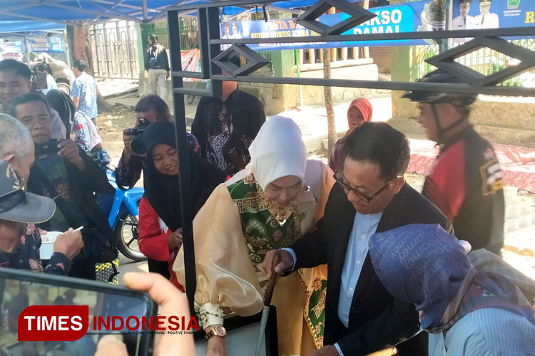 Wali Kota Sutiaji dan istri turut melayani masyarakat yang ingin merasakan Bakso gratis di Pesta Rakyat Rutam Nuwus Kera Ngalam. (Foto: Rizky/TIMES INDONESIA)