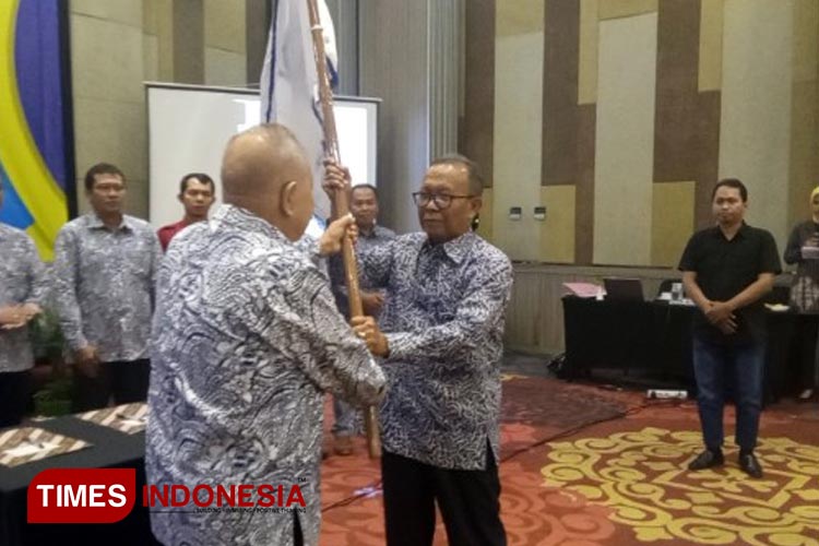Bambang Sri Wahono menerima SK pengesahan dari Frans Kongi. (FOTO: Estanto Prima Yuniarto/TIMES Indonesia)