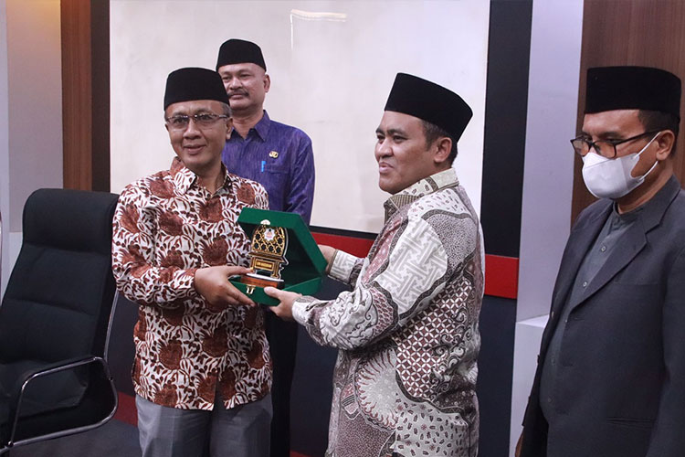 Bupati Lombok Barat, Fauzan Khalid memberikan sambutan dan arahan pada penandatangan perjanjian kerjasama antara Dinas Kominfotik dan UIN Mataram. (FOTO: Dinas Kominfotik Lombok Barat untuk TIMES Indonesia)