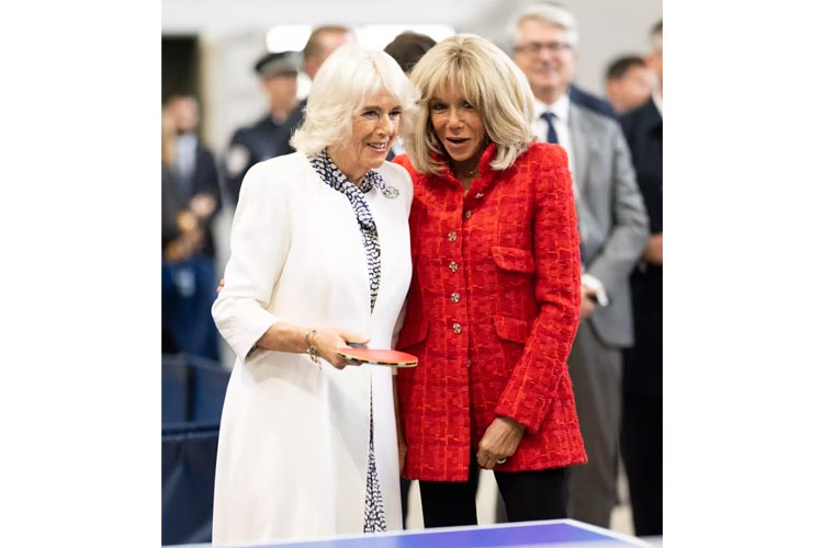Camilla dan Brigitte Macron istirahat setelah bermain tenis meja. (Foto: SAMIR HUSSEIN/WIREIMAGE)