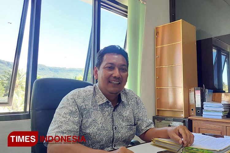 Kepala Bidang Bina Marga Dinas PUPR Pacitan Imam Syafiq saat wawancara dengan TIMES Indonesia (Foto: Rojihan/TIMES Indonesia)