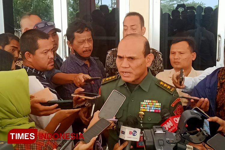 Rektor Universitas Pertahanan RI Letnan Jenderal TNI Jonni Mahroza saat diwawancarai oleh wartawan. (FOTO: Moh Ramli/TIMES Indonesia)