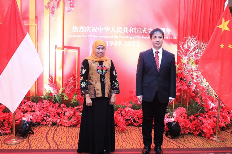 Gubernur Khofifah bersama Konsul Jenderal RRT di Surabaya Xu Yong saat Peringatan 74 Tahun Berdirinya The People’s Republic of China (Republik Rakyat Tiongkok) yang digelar Konsul Jenderal RRT Surabaya di Ballroom Shangri-La Hotel Surabaya.