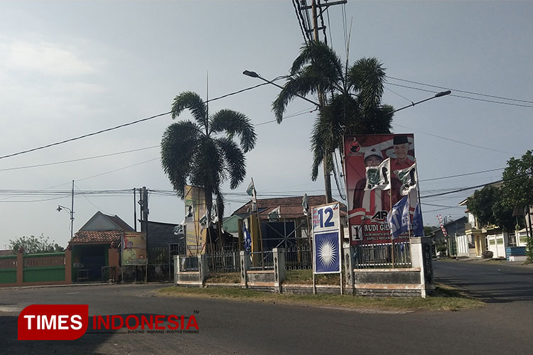 Reklame partai politik bertebaran di ruas jalan Kota Probolinggo sebelum masa kampanye. (FOTO: Sri Hartini/TIMES indonesia) 