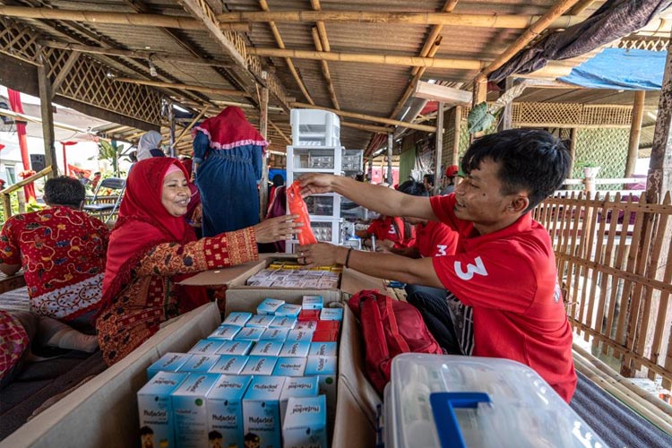 Warga Surabaya mengikuti pengobatan gratis di atas Kapal Rumah Sakit Terapung Laksamana Malahayati milik Badan Penanggulangan Bencana (Baguna) DPP PDI Perjuangan, Jumat (22/9/2023).(Dok.PDIP Surabaya)