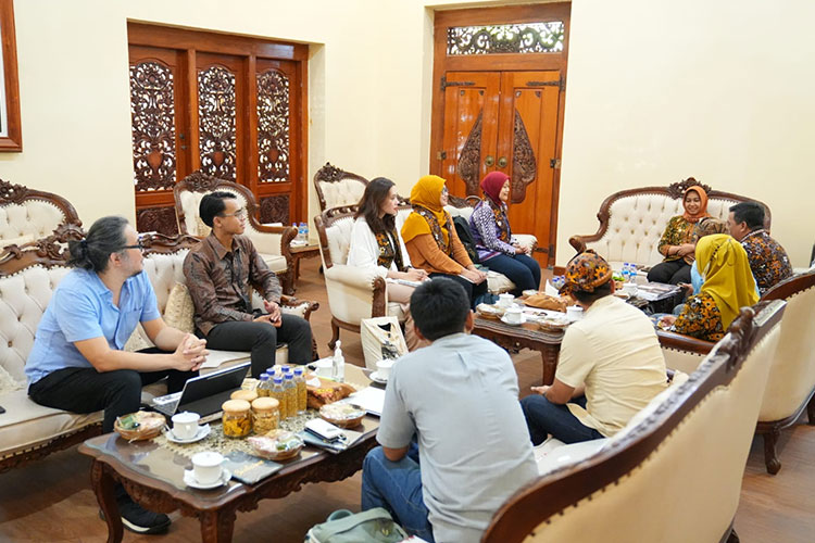 Tim Kemendikbud Ristekdikti-Historia Indonesia saat berdiskusi bersama Wali Kota Mojokerto di Rumah Rakyat. (FOTO: Dok. Kominfo)