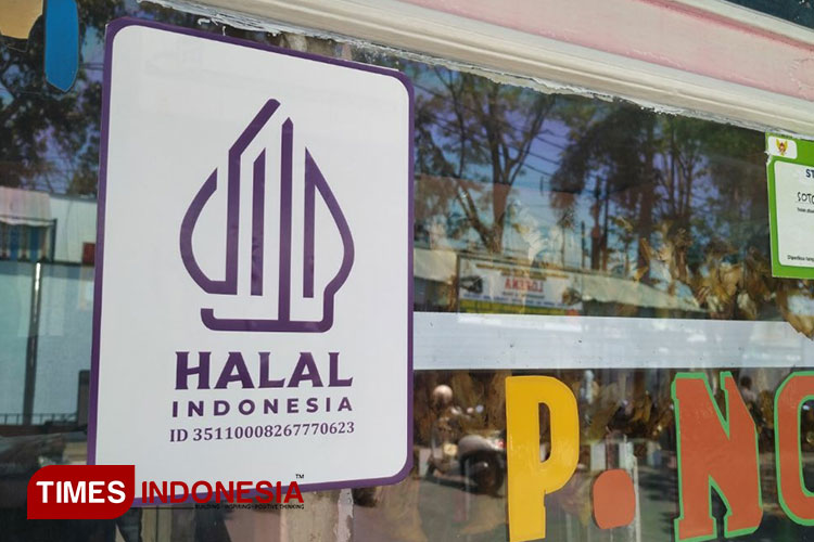 Logo halal di salah satu stand kuliner halal Kota Kediri (foto: Yobby/TIMES Indonesia)