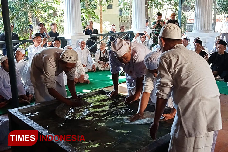 Prosesi penyucian piring pusaka peninggalan Sunan Gunung Jati. (Foto: Muslimin/TIMES Indonesia)