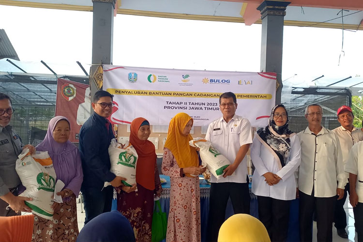 Bulog Surabaya Selatan pada saat membagikan Bantuan Pangan Tahap II kepada masyarakat Desa Ngrowo, Kecamatan Bangsal, Kabupaten Mojokerto, Sabtu (23/9/2023) (Foto: Dok. Bulog Surabaya Selatan)