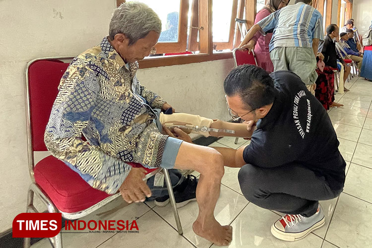 Proses pemasangan kaki palsu oleh teknisi. (Foto: M. Miftakul/TIMES Indonesia)