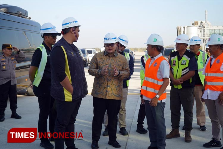Bupati Kediri Hanindhito Himawan Pramana saat menjelaskan pembangunan stadion kepada Menpora Dito Ariotedjo. (Foto: Diskominfo Kabupaten Kediri for TIMES Indonesia)
