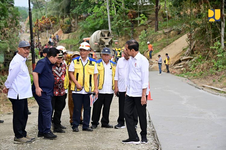 Menteri PUPR RI Dampingi Presiden RI Jokowi Tinjau Pelaksanaan Inpres Jalan Daerah di Kawasan Penyangga IKN Nusantara