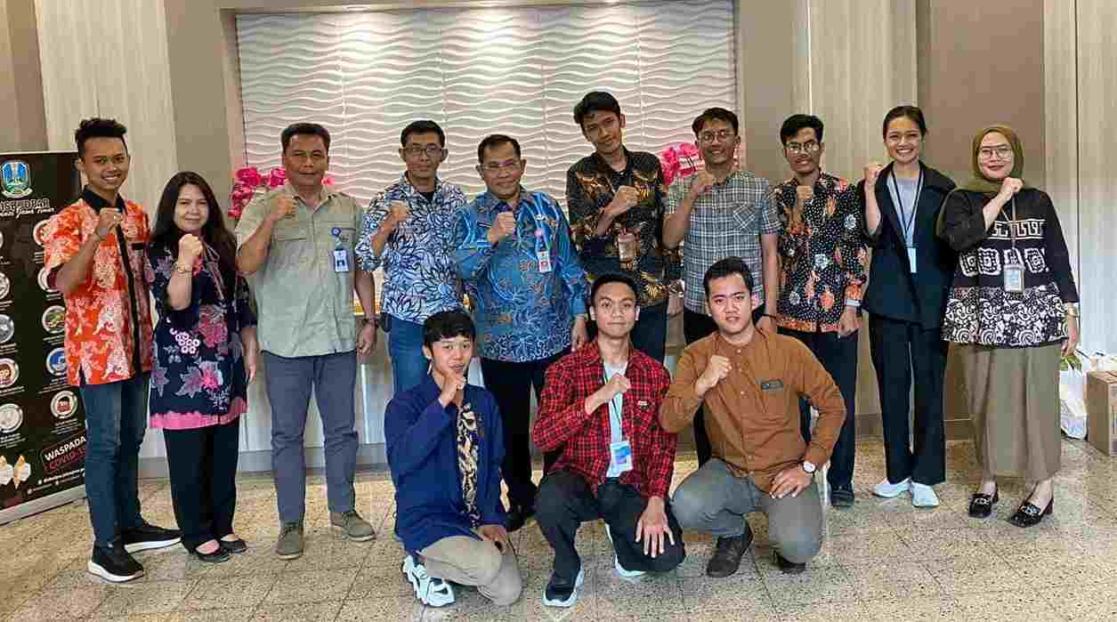 Taruna Budaya Jatim berpose bersama Kadisbudpar Jatim Hudiyono. (Foto: Disbudpar Jatim for TIMES Indonesia)