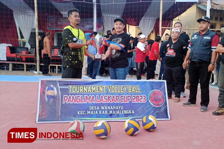 Panglima Laskar H Irfan Nur Alam menyerahkan tropi kepada club bola voli. (FOTO: Jaja Sumarja/TIMES Indonesia)