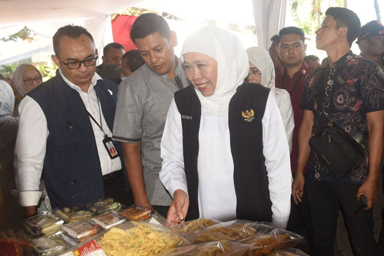 Gubernur Jawa Timur Khofifah Indar Parawansa bersama Wali Kota Kediri Abdullah Abu Bakar di salah satu stand pasar murah (foto: dok Pemkot Kediri) 