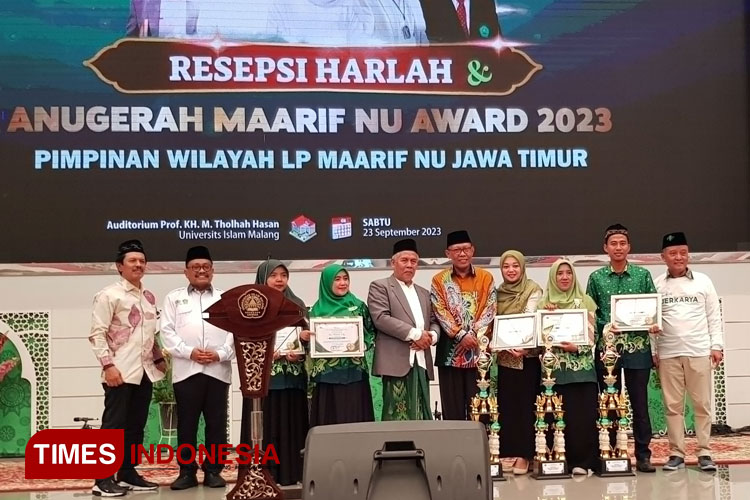 Pemberian award kepada 5 orang guru inspiratif yang berasal dari sekolah-sekolah di naungan LP Ma'arif pada saat Harlah ke-94 di Unisma, Sabtu (23/9/2023). (Foto: Achmad Fikyansyah/TIMES Indonesia) 