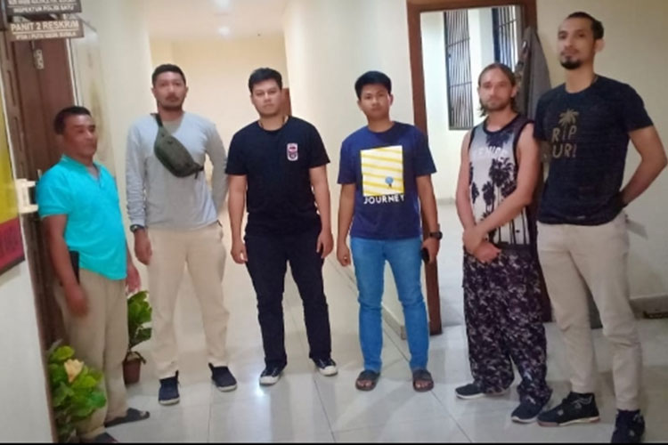 Polsek Kita Selatan saat menyerahkan WNA bermasalah ke Imigrasi kelas I khusus Ngurah Rai Bali. (Foto: Humas Polresta Denpasar)