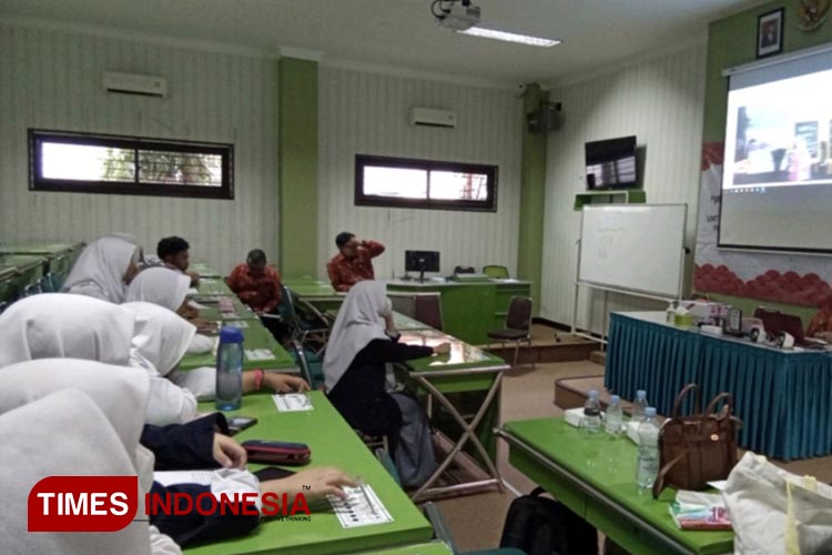 Tim Pengmas Unesa saat melakukan pelatihan menulis kalimat kompleks dalam Bahasa Jepang bagi siswa-siswi kelas XII SMAN 8 Malang, Sabtu (23/9/2023). (FOTO: Unesa for TIMES Indnesia)