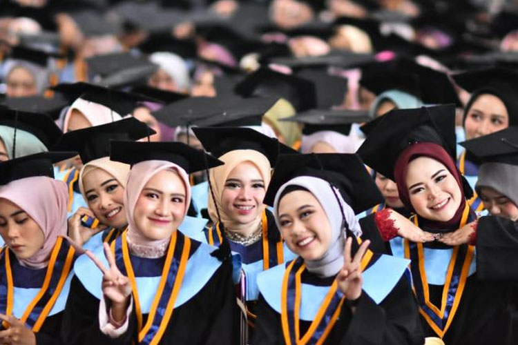 Wow! 81,5 Persen Wisudawan Ke 76 UIN Malang Dapat Predikat Cum Laude ...