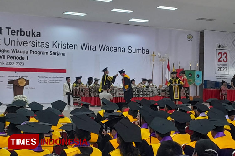 Rapat terbuka senat Unkriswina Sumba dalam rangka wisuda program sarjana angkatan ke-7 periode 1. (FOTO: Habibudin/TIMES Indonesia)
