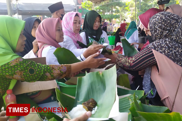 Warga Jombang saat mengatre untuk mendapatkan sego kikil dalam pemecahan rekor Muri di Alun-alun Jombang, Sabtu (23/9/2023). (FOTO: Rohmadi/TIMES Indonesia)