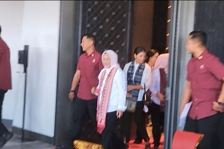 Ibu Negara Iriana Jokowi keluar gedung usai menghadiri sosialisasi Moderat Sejak Dini di Nusa Dua, Bali, Sabtu (23/9/2023). (Foto: Susi/TIMES Indonesia) 