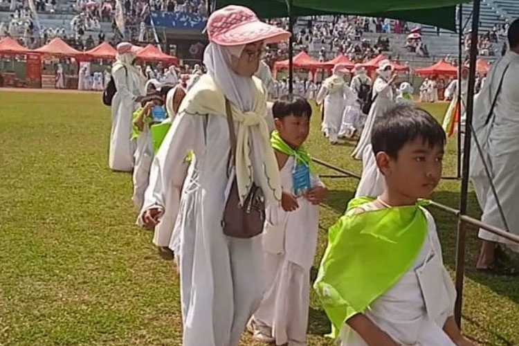 Mahasiswa PPL prodi PIAUD Unisma Malang mendampingi anak-anak RA Al Jihad mengikuti peragaan manasih haji kecil di Stadion Gajayana Kota Malang. (FOTO: AJP TIMES Indonesia)