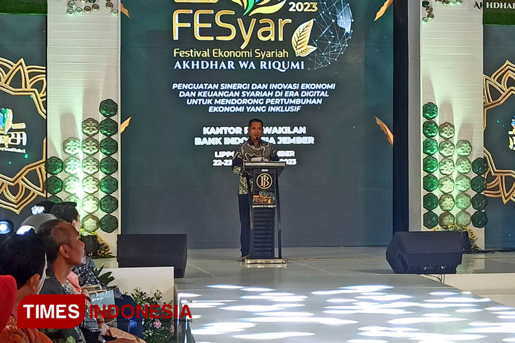 Kepala Perwakilan Bank Indonesia Jember, Gunawan saat menyampaikan sambutan dalam Grand Event Road to FESyar 2023 di Lippo Plaza Jember, Sabtu (23/9/2023) malam. (Foto: Siti Nur Faizah/TIMES Indonesia)