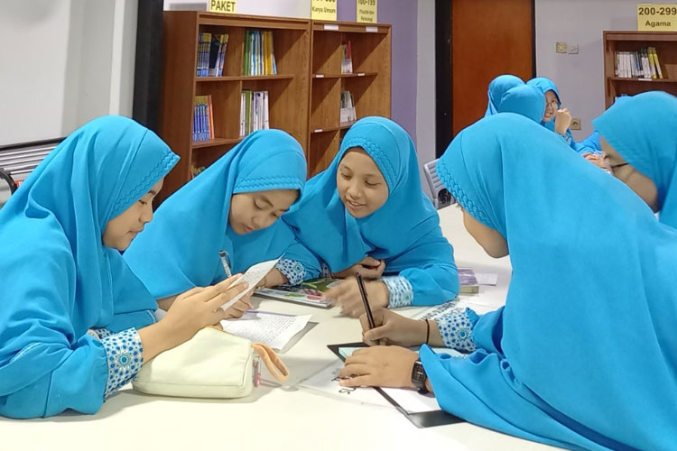 SMA-Ar-Rohmah-Putri-Dau-a.jpg