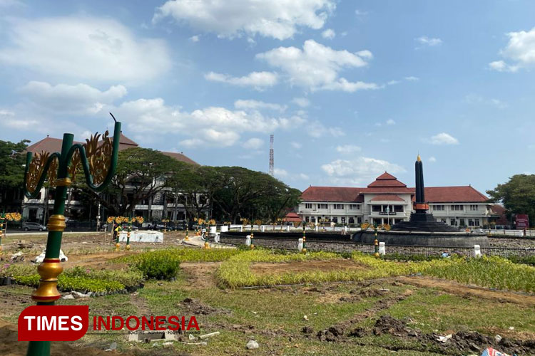 Suasana renovasi Alun-Alun Tugu Malang. (Foto: Rizky Kurniawan Pratama/TIMES Indonesia)