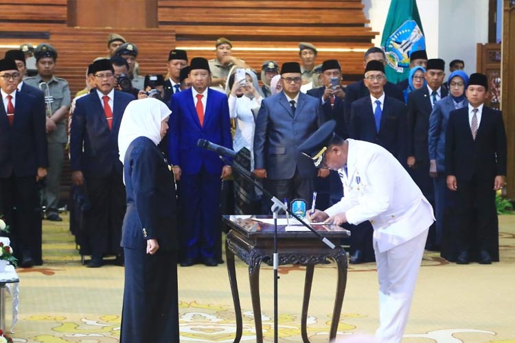 Ugas Irwanto saat menandatangani Berita Acara Pelantikan PJ Bupati Probolinggo di Gedung Grahadi Surabaya. (Foto: Kominfo Kabupaten probolinggo for TIMES Indonesia)
