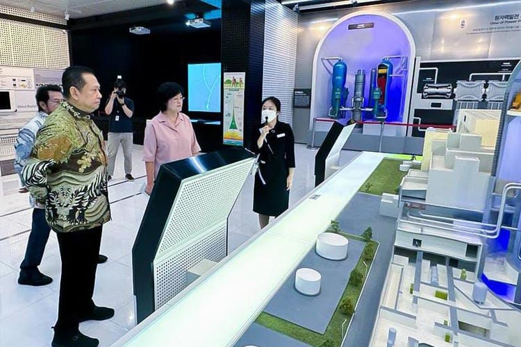 Ketua MPR RI Bambang Soesatyo saat mengunjungi perusahaan KHNP di Korea Selatan pada tanggal 21 September 2023. (FOTO: dok MPR RI)