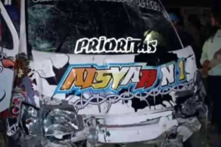 Kondisi Pickup Konsumsi Tabrak Peserta Karnaval Desa Kedungrejo di Malang. (Foto: Facebook Londo Arembo)