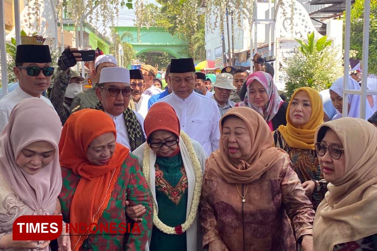 Tangis Haru Warnai Kepulangan Mundjidah Wahab Usai Jabat Bupati Jombang
