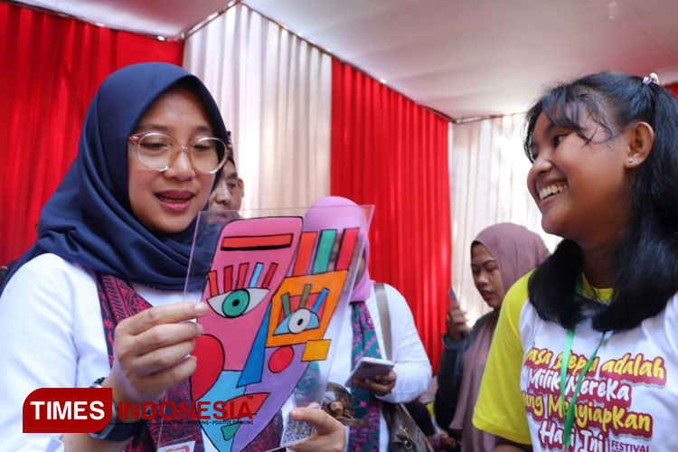 Peserta Festival Entrepreneur Pelajar 2023 unjuk karya di hadapan Bupati Banyuwangi, Ipuk Fiestiandani. (Foto: Laila Yasmin/TIMES Indonesia)