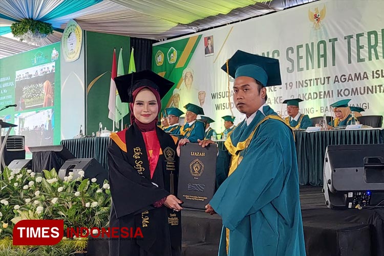 Prosesi-penyerahan-ijazah.jpg