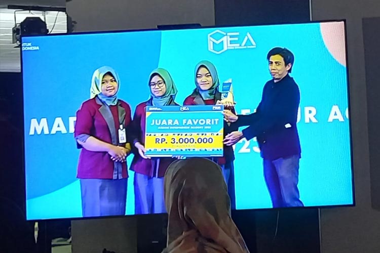 Siswi SMK Negeri 1 Jombang saat menerima juara favorit Madani Entrepreneur Academy (MEA) 2023 di Jakarta. (FOTO: Hafid for TIMES Indonesia)