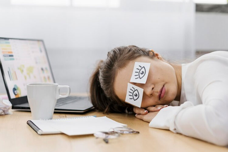 A woman covering her eyes with paper as a sign she lack of sleep. (Photo: freepik)