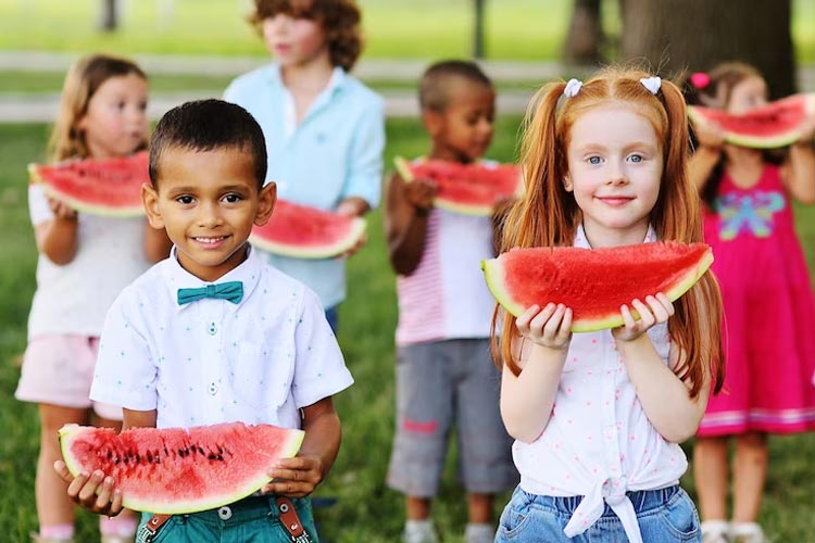 Ilustrasi: Lomba makan semangka yang diikuti anak-anak. (Foto: kalinovskiy/Freepik)
